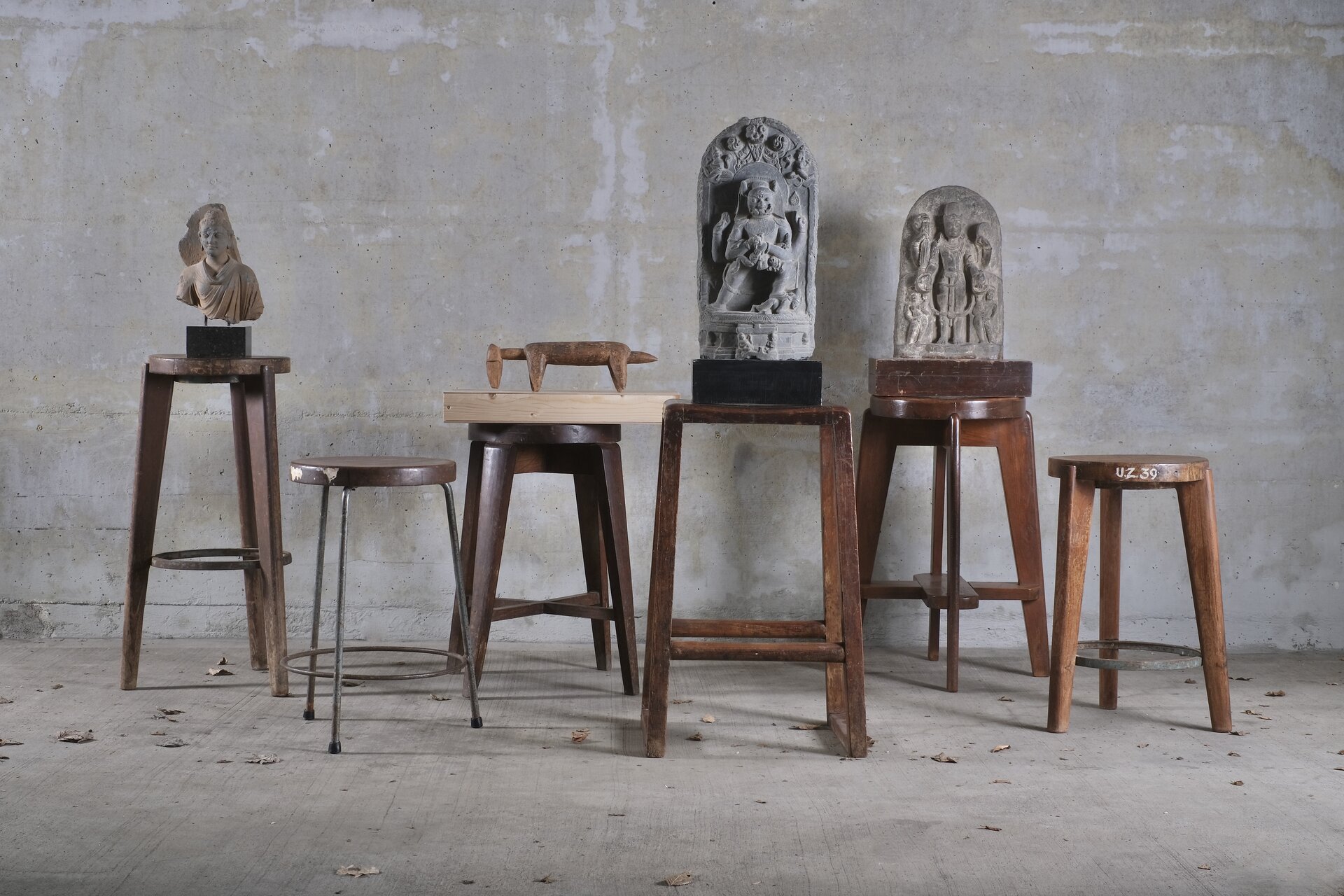 Hocker und Tische aus Holz mit Skulpturen